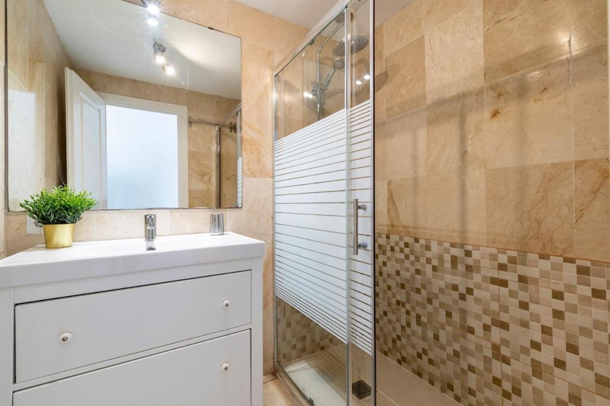 Lightbooking Arenas Apartment